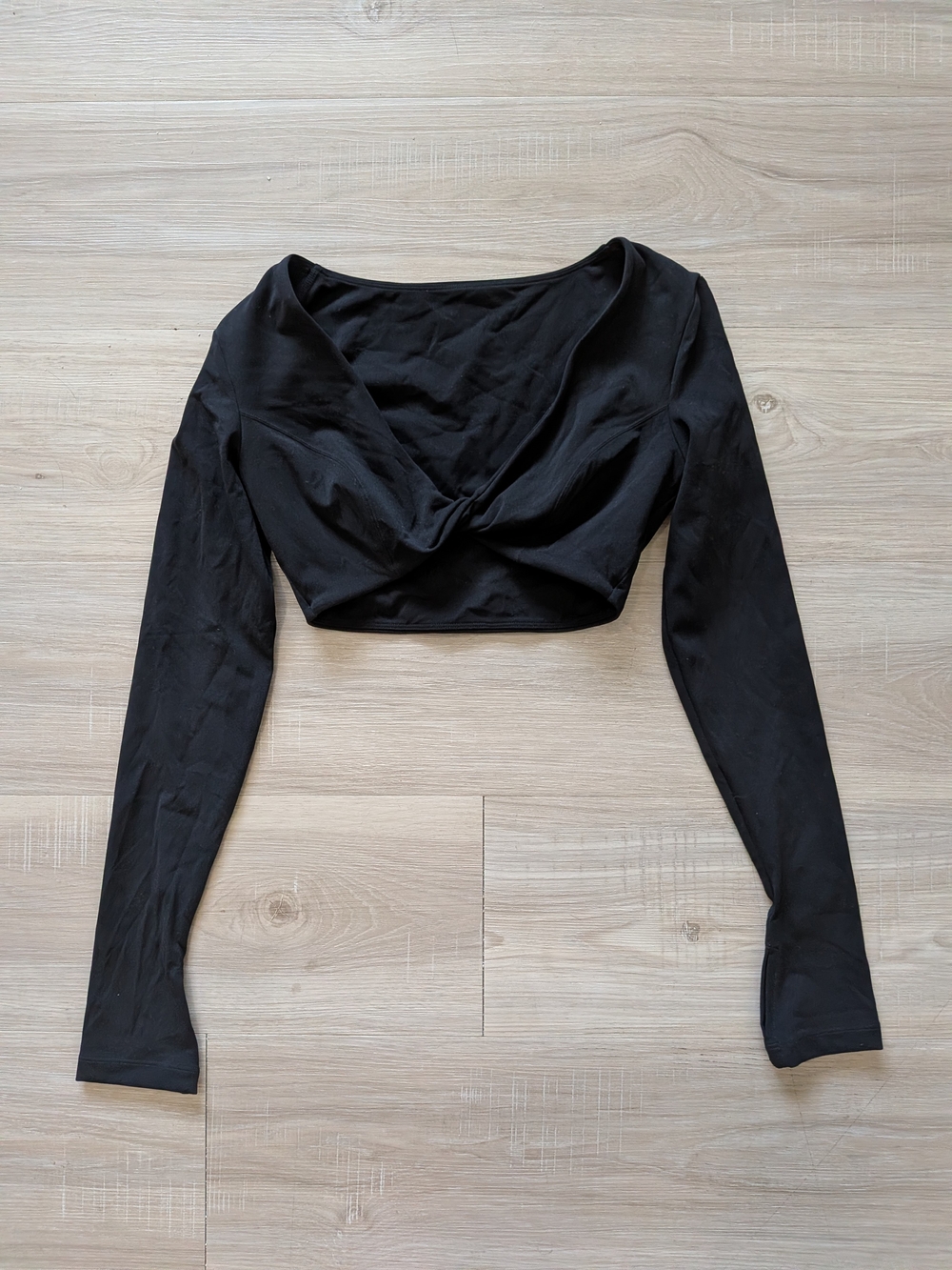 Wiskii Black Long-Sleeve Cropped Twist Front Top